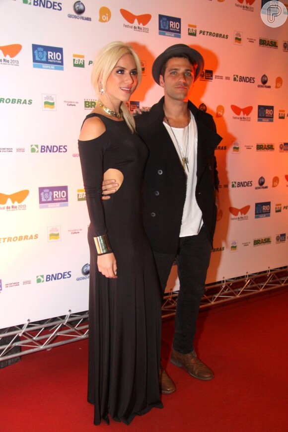 Giovanna Ewbank opta por vestido longo com decote e Bruno Gagliasso adota traje básico e estiloso em 27 de setembro de 2013