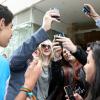 Dakota Fanning atende aos seus fãs na porta do hotel, minutos antes de deixar o Rio de Janeiro, neste domingo (29)