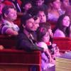 Rodrigo Santoro assiste ao espetáculo circense com a sobrinha no colo