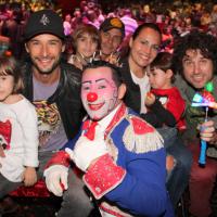 Rodrigo Santoro e Eriberto Leão vão ao circo e se divertem em família