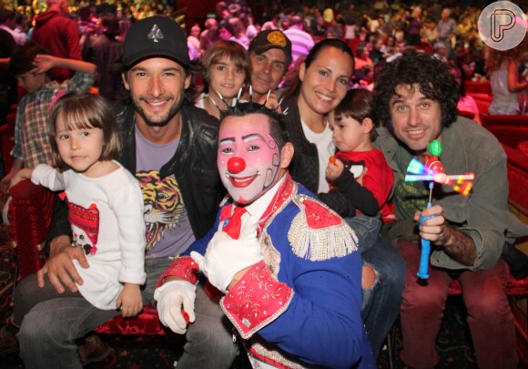Rodrigo Santoro e Eriberto Leão levaram a família ao circo Tihany, na Barra, RJ, em 29 de setembro de 2013