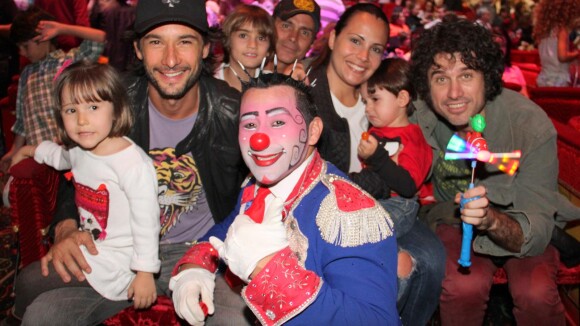 Rodrigo Santoro e Eriberto Leão vão ao circo e se divertem em família