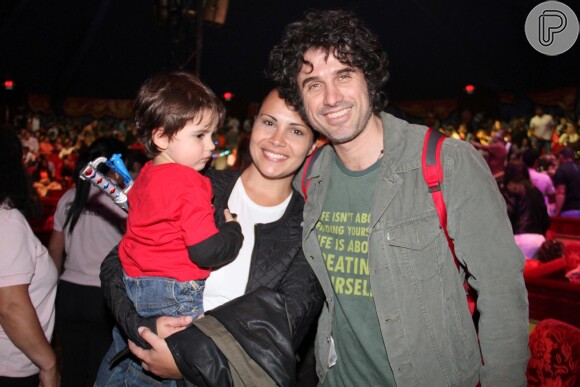 Eriberto Leão leva a mulher, Andrea, e o filho, João, ao circo Tihany, na Barra, RJ