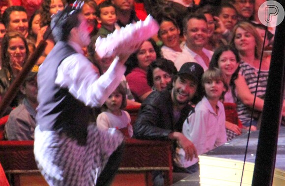Rodrigo Santoro se diverte com os sobrinhos no circo