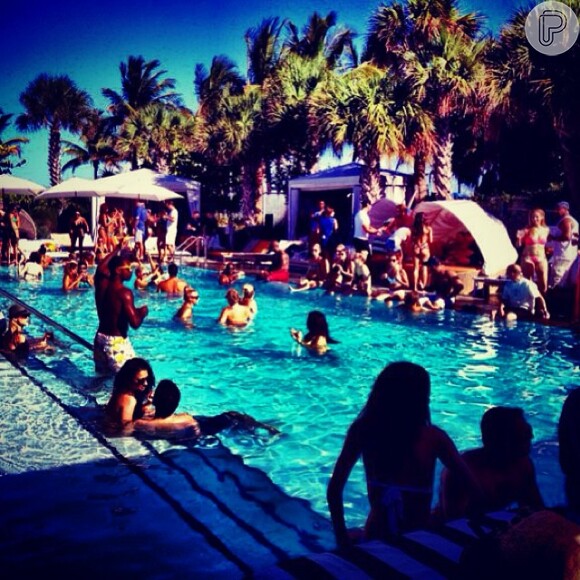 Enzo Motta publica foto em festa na piscina, em Miami