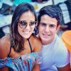 Enzo Motta posa agarradinho com a estudante Rafaella Rique, nos Estados Unidos. A imagem foi publicada no Instagram da jovem em 29 de setembro de 2013