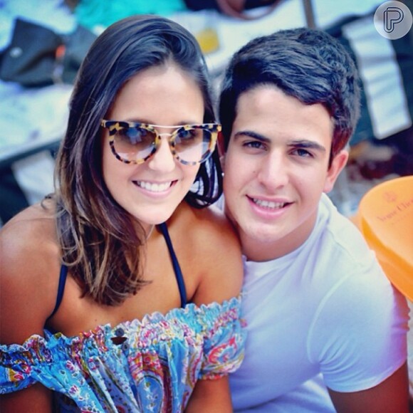 Enzo Motta posa agarradinho com a estudante Rafaella Rique, nos Estados Unidos. A imagem foi publicada no Instagram da jovem em 29 de setembro de 2013