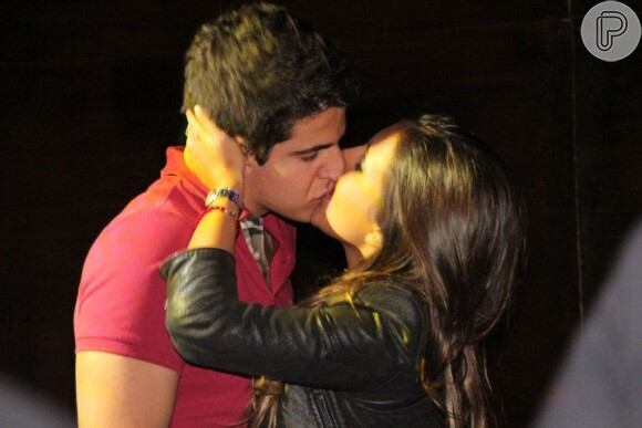 Enzo Motta e Rafaella Rique foram fotografados aos beijos no mês de agosto, em uma boate do Rio de Janeiro