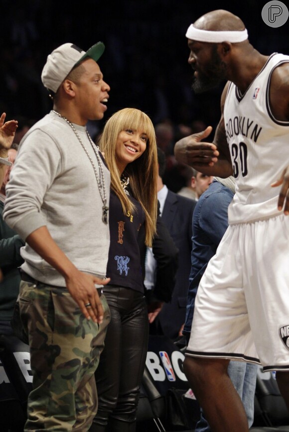 A cantora Beyoncé e seu marido Jay-Z prestigiam o jogo do Brooklyn Nets. A artista deu um relógio de R$10 milhões ao marido