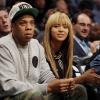 A diva Beyoncé e Jay-Z, concentrados, assistem à vitória da equipe preferida. O casal tem comprado muitos produtos de luxo caríssimos