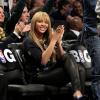 Beyoncé vibra com o jogo de basquete. Depois do jatinho de R$ 137 milhões, a diva presenteou o marido com um relógio de R$ 10 milhões