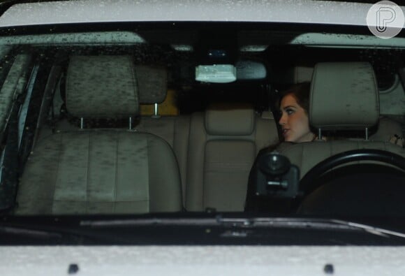 Quando deixaram o evento, Sophia Abrahão ficou esperando Fiuk no banco de trás do carro