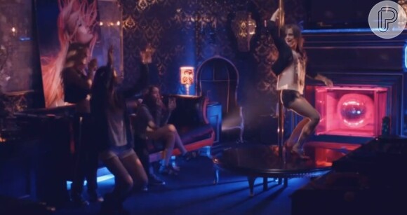 Emma Watson desce no pole dance da boate particular de Paris Hilton, em 'Bing Ring', durante um dos assaltos à casa da socialite. Sem pudor Nicki sensualiza para os amigos
