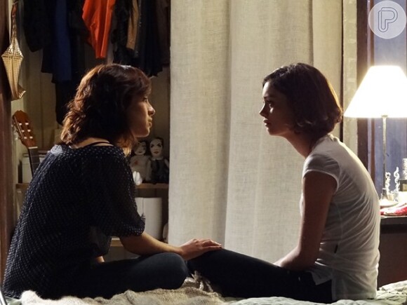 Antes de morrer Simone (Andreia Horta) aconselha Amora (Sophie Charlotte) a não desistir de Bento (Marco Pigossi) e pedir perdão, em 'Sangue Bom'