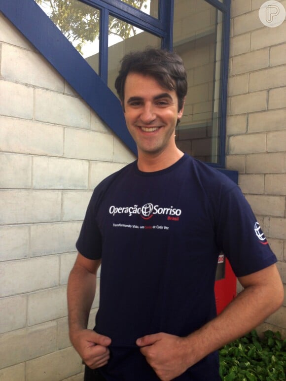 Rodrigo Lopes, que está no ar em 'Sangue Bom', também posou com a camisa da campanha Operação Sorriso
