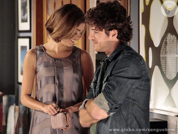 Bento (Marco Pigossi) tenta mostrar para a Amora (Sophie Charlotte) que ela está mudando depois de ter perdido Simone (Andreia Horta), em 'Sangue Bom'