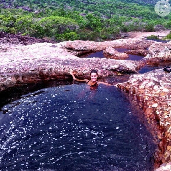 Paula Burlamaqui curte piscina natural na Chapada Diamantina, região serrana da Bahia, em 21 de dezembro de 2012