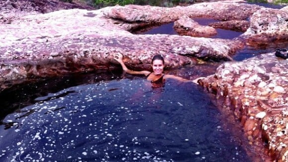 Paula Bulamarqui relaxa em piscina natural da Chapada Diamantina