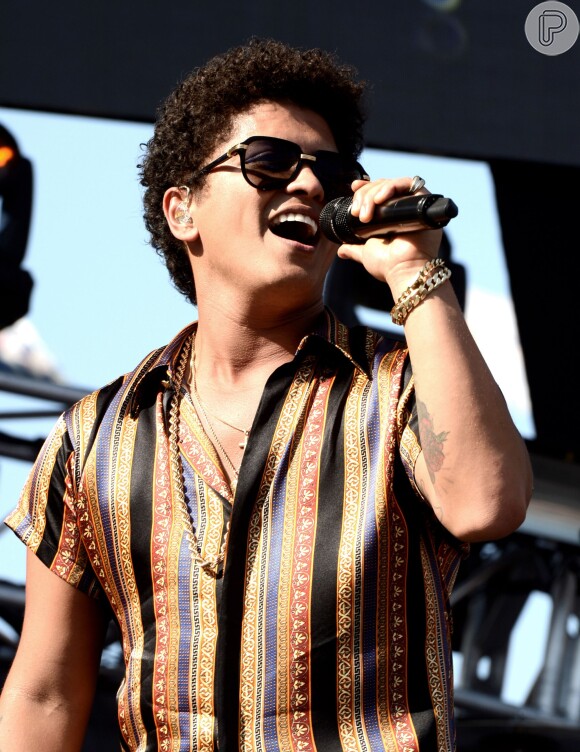 Em 2011, o cantor venceu o seu primeiro Grammy Award, na categoria 'Melhor Performance Pop Vocal Masculina'