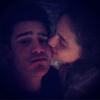 Lívian Aragão posa dando e mandando um beijo para Nicolas Prattes em uma foto publicada no Instagram do rapaz. A menina é filha de Renato Aragão, o Didi