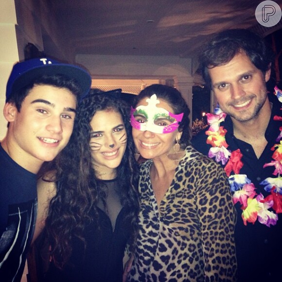 Lívian Aragão e Nicolas Prattes posam com Giovanna Antonelli eo marido, Leonardo Nogueira em uma festa que aconteceu em setembro deste ano