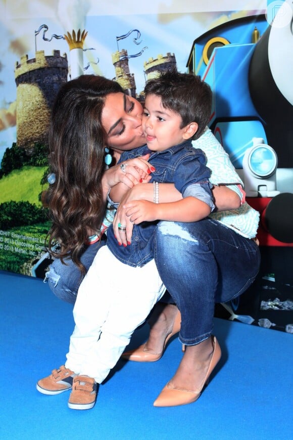 Juliana Paes beija o filho Pedro, de 2 anos, em pré-estreia do filme 'O Rei da Ferrovia', no Rio de Janeiro, em 5 de outubro de 2013