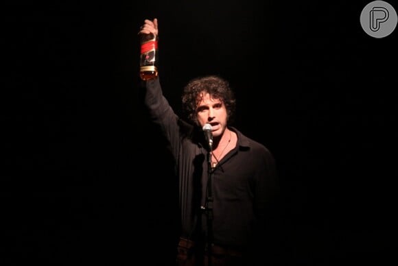 Eriberto Leão encarna o cantor 'Jim Morrison', vocalista da banda de rock The Doors