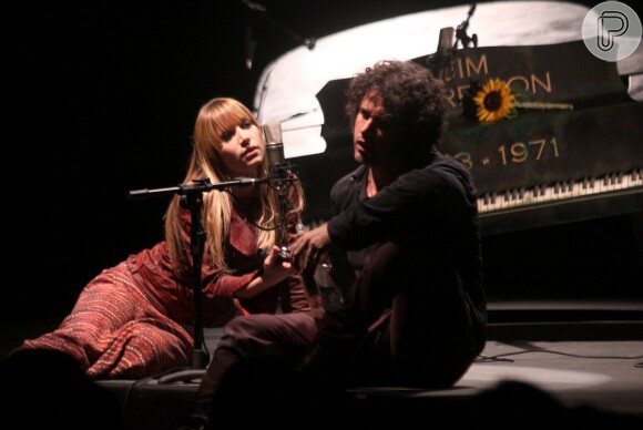 Eriberto Leão contracena com a atriz Renata Guida na peça 'Jim Morrison'
