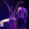 Eriberto Leão e Renata Guida, ambos sem camisa, fazem cena sensual na peça 'Jim Morrison'