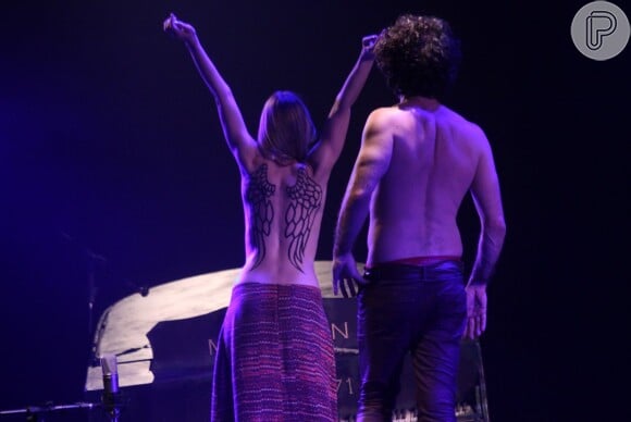Eriberto Leão e Renata Guida, ambos sem camisa, fazem cena sensual na peça 'Jim Morrison'