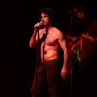 Eriberto Leão encarna Jim Morrison em festa de Angra. Confira as cenas quentes!