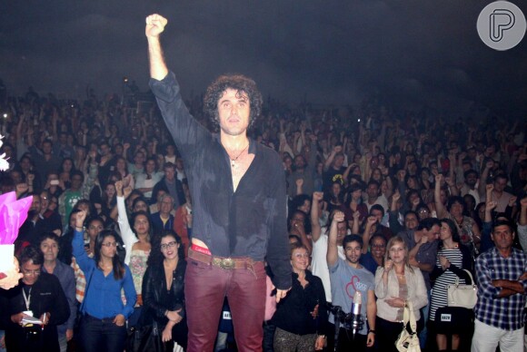 Eriberto Leão levanta o público com a peça 'Jim Morrison' na Festa Internacional de Teatro de Angra dos Reis