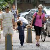 Totia é vista em passeio com Jaime Rabacov, seu marido, e o neto, Santiago