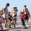 Totia Meirelles curte passeio em família na praia do Leblon