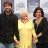 Kayky Brito e Totia Meirelles posam com Lia Maria Aguiar na divulgação do musical 'Uma Cor de Luar'