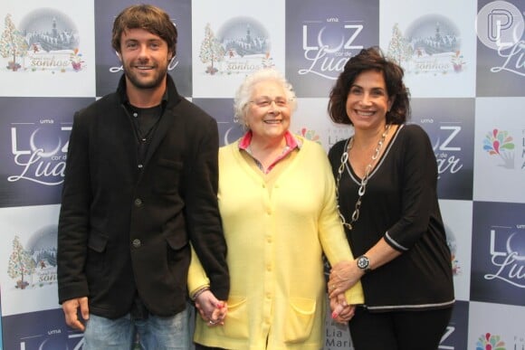 Kayky Brito e Totia Meirelles posam com Lia Maria Aguiar na divulgação do musical 'Uma Cor de Luar'