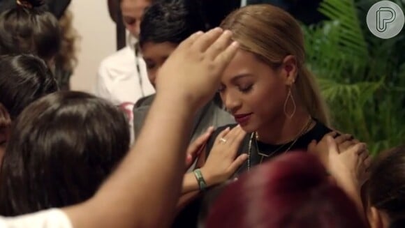 Beyoncé publica vídeo dos bastidores de sua turnê 'The Mrs. Carter Show' pela América Latina. Na foto, ela recebe orações de jovens brasileiros