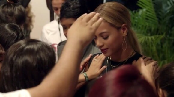 Beyoncé divulga vídeo recebendo oração em turnê pelo Brasil: 'Me fez chorar'