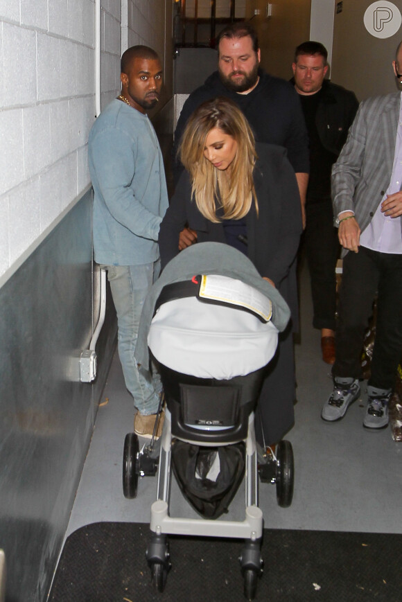 Kim Kardashian ajeita o carrinho da filha, North West