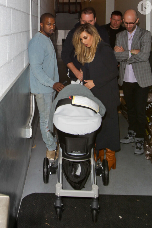 Kim Kardashian, Kanye West, e a filha, North West, saem para jantar em Los Angeles
