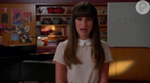 Rachel Berry, personagem de Lea Michele, canta "Make you feel my love' no episódio de tributo a Cory Monteith em 'Glee'