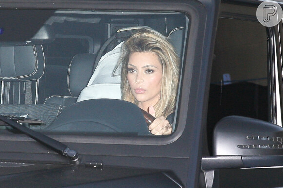 Kim Kardashian aparece ainda mais loira, em 10 de outubro de 2013