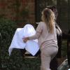 Kim Kardashian carrega a filha, North West, com uma manta