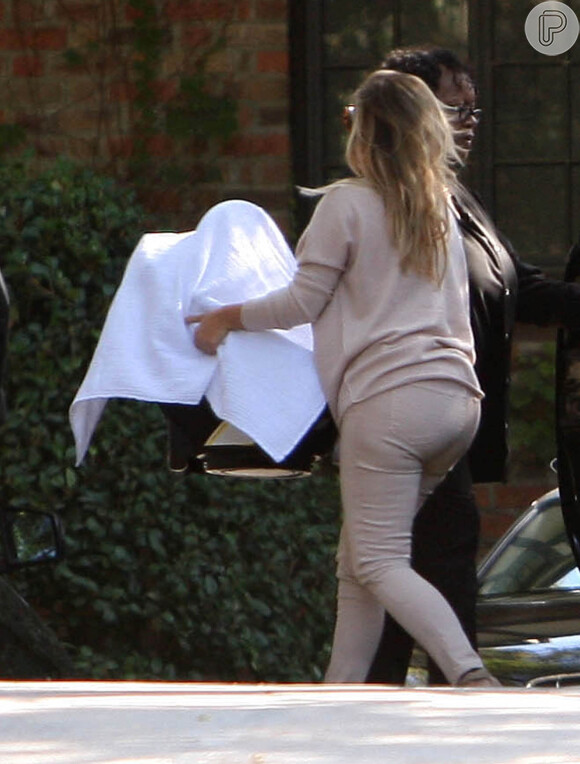 Kim Kardashian carrega a filha, North West, com uma manta