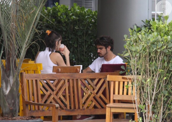 Caio Castro e Maria Casadevall curtiram o dia de folga das gravações de 'Amor à Vida' almoçando juntos no Rio de Janeiro nesta sexta-feira, 11 de outubro de 2013