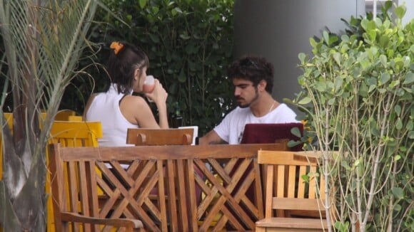 Caio Castro e Maria Casadevall almoçam juntos em tarde de folga de gravações