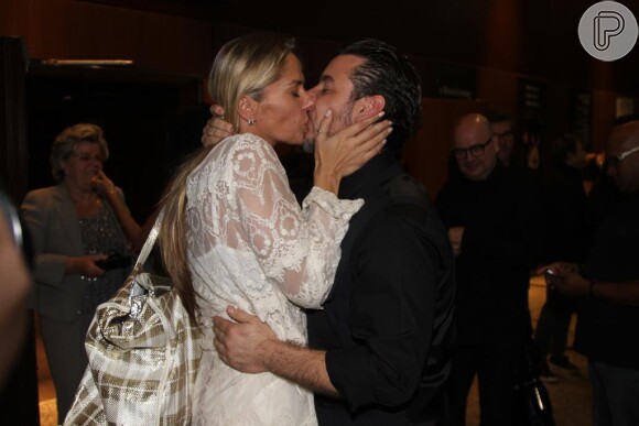 Adriane Galisteu ganha beijo do marido, Alexandre Iódice, após estrear na peça 'Três dias de chuva', em São Paulo, em 11 de outubro de 2013
