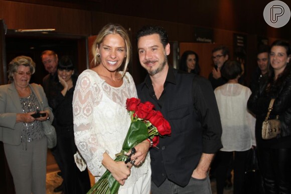 Adriane Galisteu recebe flores do marido após estrear na peça 'Três dias de chuva'
