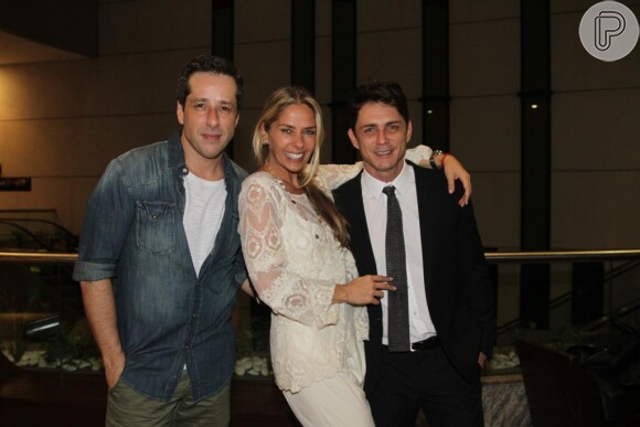 Adriane Galisteu posa ao lado de Otávio Martins e Petrônio Gontijo, elenco de 'Três dias de chuva'