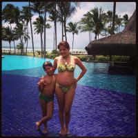 Nivea Stelmann, grávida, posa com filho durante viagem à Bahia: '2kg em 4 meses'